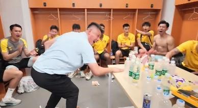 广州豹助教赛后更衣室喊话：咱们就差一步，回主场赢球就夺冠